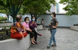 Conversation dans un parc à Shanghai après la levée de nombreuses restrictions anti-Covid, le 1er juin 2022