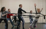 Des danseurs de la compagnie Candoco lors d'une répétition à Londres le 13 avril 2018