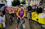 Le Néerlandais Mathieu van der Poel avec un maillot rendant hommage à son grand-père Raymond Poulidor, le 26 juin 2021 à Brest avant le départ du Tour de France