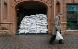 Un homme passe devant l'entrée protégée d'un café à Dnipro, dans le centre de l'Ukraine, le 2 mars 2022