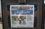 Un distributeur de journaux vend l'édition du quotidien Capital, le 28 juin 2018