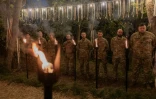 Des soldats ukrainiens  forment une haie d'honneur lors d'une "Mystérya", près d'Izium, dans la région de Kharkiv, en Ukraine, le 26 août 2026