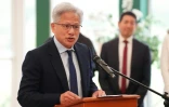Jensen Huang (g), patron du géant américain des puces Nvidia, fait un discours sur l'intelligence artificielle à Cumnock, en Ecosse, le 17 septembre 2026