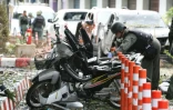 Un soldat thaïlandais inspecte des motos à l'extérieur d'un hôtel, dans la province de Pattani (sud), le 24 août 2016