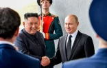 Le président russe Vladimir Poutine (d) accueille le dirigeant nord-coréen Kim Jong Un à Vladivostok, le 25 avril 2019 en Russie