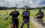 Simon Hanl (g), patron d'easyLoopsystem et inventeur du système d'accrochage des deux-roues, et Karl Morgenbesser, patron de Wexl Trails, le 23 juillet 2021 à Sankt Corona am Wechsel, dans les Alpes autrichiennes