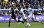 Le demi de mêlée de Clermont Morgan Parra tente de s'échapper avec le ballon face au Racing 92 en quarts de Coupe d'Europe au stade Michelin, le 1er avril 2018