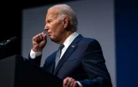 Le président américain Joe Biden s'éclaircit la gorge lors d'un discours à Las Vegas, le 16 juillet 2024 au Nevada