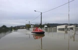Un aéroglisseur des sapeurs-pompiers dans une rue inondée de Redon, en Ille-et-Vilaine, le 31 janvier 2025