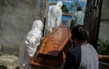 Enterrement d'un homme mort du coronavirus à Manaus, Etat d'Amazonas, au Brésil, me 16 janvier 2021