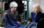 La Première ministre britannique Theresa May visite une usine de textile à Ayr, en ECosse, le 29 mars 2018