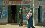 Un soldat de la force de l'Union africaine en patrouille dans une rue de Kismayo, en Somalie