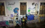 Un couple dans la rue lors d'un concert de Samba dans le quartier Quilombo Pedra do Sal à Rio de Janeiro, le 19 décembre 2017