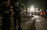 Des policiers montent la garde devant le lieu de l'attaque au couteau meurtrière de Solingen, dans l'ouest de l'Allemagne, le 23 août 2024