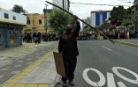 Un indigène brandit un bâton avant de manifester à Quito, la capitale de l'Equateur, le 22 juin 2022