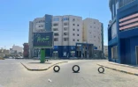 Des pneus ont été placés en travers d'une rue le 27 août 2022 à Tripoli, théâtre de combats entre groupes armés rivaux