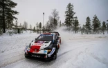 Le pilote français Sébastien Ogier, au volant de sa Toyota Yaris, lors de la 1ère étape du Rallye de Finlande, le 26 février 2021 à Sarriojarvi, au nord-est de Rovaniemi