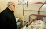 Photo fournie par la Présidence tunisienne montrant le président Beji Caid Essebsi  visitant un membre de la garde présidentielle blessé dans l'explosion à Tunis le 24 novembre 2015 