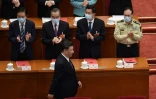 Le président Xi Jinping est applaudi lors de la séance de clôture d'une session du Parlement à Pékin, le 28 mai 2020