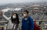 Deux personnes se prennent en photo en étant masqués, le 2 février 2020 à Pékin