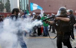 Un policier tire sur un manifestant à l'aide d'une arme non léthale, lors de rassemblements à Los Angeles contre la politique migratoire de Donald Trump, le 9 juin 2025 en Californie