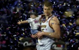 La vedette serbe des Denver Nuggets Nikola Jokic, MVP de la finale contre le Miami Heat, fĂŞte le titre avec sa fille dans les bras, le 12 juin 2023 Ă Denver