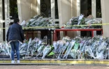 Une personne rend hommage devant le collège-lycée d'Arras, le 15 octobre 2023, au professeur tué Dominique Bernard