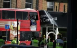 Des secouristes sur les lieux de l'accident où un bus s'est encastré dans la façade d'un cuisiniste à Londres, le 10 août 2017