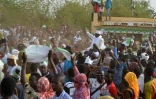 Le candidat de l'opposition à la présidentielle Soumaila Cissé (c) salue la foule de ses partisans à son arrivée à Gao, le 24 juillet 2018 au Mali