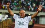Le sélectionneur Gernot Rohr bras levés après la qualification du Nigeria pour le Mondial-2018 lors du match face à la Gambie, le 7 octobre 2017 à Uyo (Nigeria)
