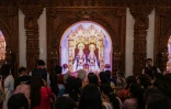 Des fidèles hindous en prière après la cérémonie de consécration du temple hindou BAPS à Bussy-Saint-Georges, en Seine-et-Marne, le 6 septembre 2026