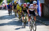Tadej Pogacar, Jonas Vingegaard et en arrière-plan le maillot jaune Mathieu van der Poel ou encore Mateo Jorgenson et Romain Gregoire, tout au fond, à l'approche de l'arrivée de la 4e étape du Tour de France, le 8 juillet 2025 près de Rouen