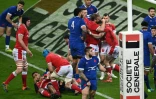 La joie des joueurs du pays de Galles, après avoir marqué un essai face à la France, lors du Tournoi des Six nations, le 20 mars 2021 au Stade de France à Saint-Denis