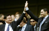 Scène de passation de pouvoir entre l'Emirati Khaldoon Al-Moubarak et l'ex-propriétaire de Manchester City Thaksin Shinawatra avant le match à domicile contre Chelsea, le 21 septembre 2008