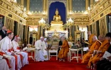 Le pape Françiois rencontre le patriarche suprême des bouddhistes (d) au temple de Wat Ratchabophit, le 21 novembre 2019 à Bangkok