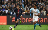 L'attaquant du Paris SG Kylian Mbappe à la la lutte avec le défenseur de Marseille Boubacar Kamara, au stade Vélodrome de Marseille le 28 octobre 2018