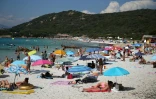 Des touristes sur une plage de Coti-Chiavari, le 14 août 2020 en Corse