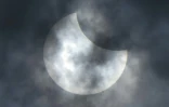 La lune s'engage devant le soleil au début de l'éclipse "cercle de feu" à Djakarta