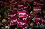 Des partisans de Keir Starmer, leader du parti travailliste britannique, tiennent des pancartes réclamant le "changement" à  un événement de la campagne à Glasgow, le 3 juillet 2024