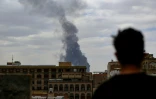 Un homme regarde la fumée s'élever après une frappe israélienne sur Sanaa, la capitale du Yémen tenue par les Houthis, le 6 mai 2025