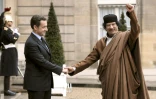 Nicolas Sarkozy (g), alors président de la République, reçoit Mouammar Kadhafi à l'Elysée, à Paris, le 10 décembre 2007