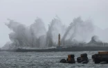 Des vagues gigantesques s'abattent sur la côte à Yilan, dans l'est de Taïwan, avant le passage du typhon Haikui le 3 septembre 2023