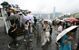 Des touristes de Chine continentale sur le front de mer de Tsim Sha Tsui Ă Hong Kong, le 1er mai 2024