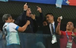 La légende du football Diego Maradona fait des doigts d'honneur lors du match contre le Nigeria au Mondial, le 26 juin 2018 à Saint Pétersbourg 
