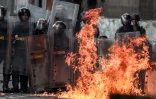 La police vénézuélienne regroupés face aux manifestants antichavistes, le 26 juillet 2017 à Caracas