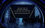 Un message de soutien à l'Ukraine est montré sur un écran sur la scène de la cérémonie des Oscars à Hollywood, le 27 mars 2022Californie,
