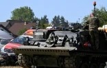 Un véhicule des forces armées fédérales près du site où des pompiers luttent contre un incendie de forêt à Hürtgenwald, dans l'ouest de l'Allemagne, le 14 août 2026