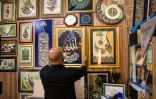 Le calligraphe Waël al-Ramadan dans sa boutique à Bassora, dans le sud de l'Irak, le 19 décembre 2021