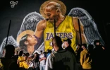 Des supporters sont rassemblés, le 11 octobre 2020 à Los Angeles, devant une fresque murale représentant la star des Los Angeles Lakers, Kobe Bryant, et sa fille Gianna, décédés dans un accident d'hélicoptère, le 26 janvier 2020