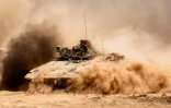 Un véhicule de combat israélien circule le long de la frontière entre la bande de Gaza et le sud d'Israël, le 29 juillet 2025
